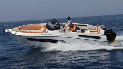 motorboot met opvarenden op open zee