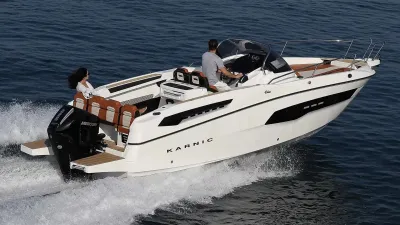 motorboot op open water met twee personen