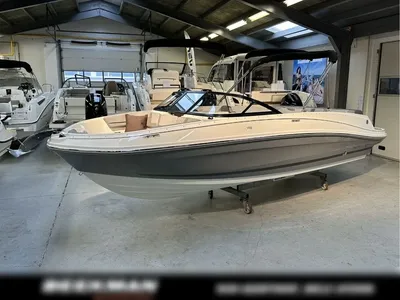 bowrider in binnenshowroom