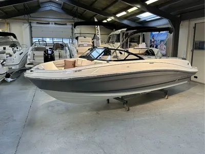 Recreatieboot in binnenshowroom