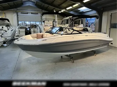 sportieve boot in binnenloods