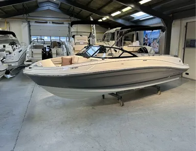 Recreatieboot in binnenshowroom