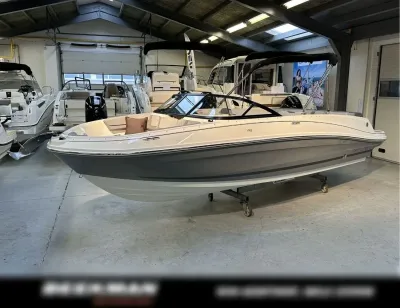 bowrider in showruimte