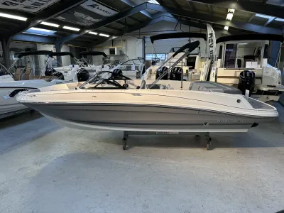 boot in binnenshowroom