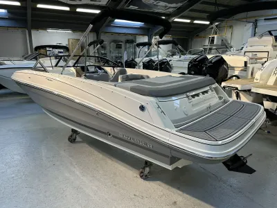 bowrider in binnenruimte