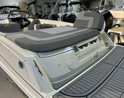 achterzijde van een boot in showroom