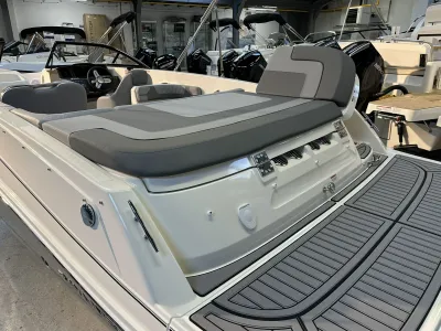 achterdek en zonnedek van boot in showroom