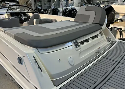 achterkant van een boot in showroom