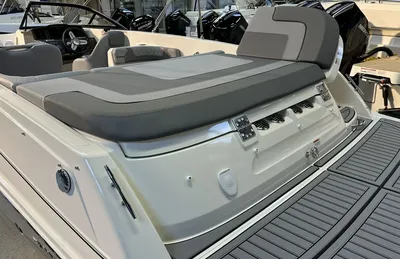 Achterzijde van boot met zonnedek in showroom
