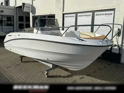 witte open consoleboot op trailer