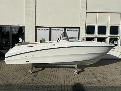 boot buiten bij showroom