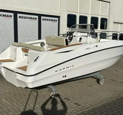 boot buiten bij bedrijfsgebouw