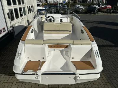 open consoleboot met zitplaatsen en stuur