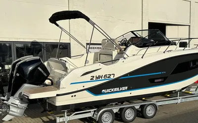 motorboot op trailer naast gebouw