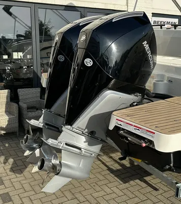 buitenboordmotor en deel van boot bij showroom