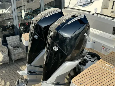 twee buitenboordmotoren op achterdek