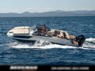 motorboot op zee met twee passagiers