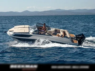 motorboot op open zee met twee personen