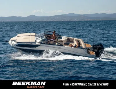 motorboot met twee personen op zee