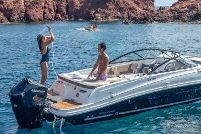 motorboot met mensen bij rotsachtige kust