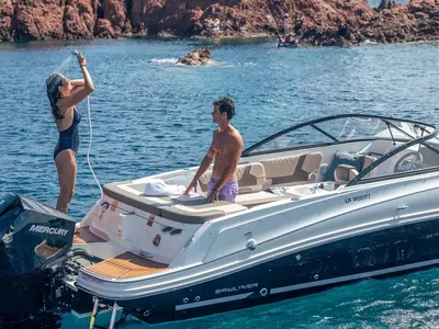 motorboot met twee personen in zee