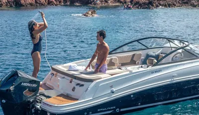 motorboot op rustige zee met twee personen
