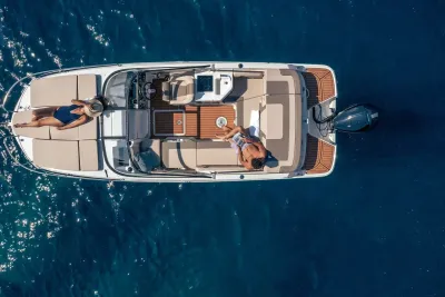 bovenaanzicht van boot op blauw water