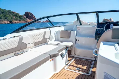 interieur van boot met zitplaatsen en stuur