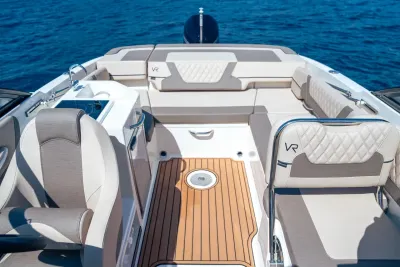 cockpit van boot met zitplaatsen en teakdek