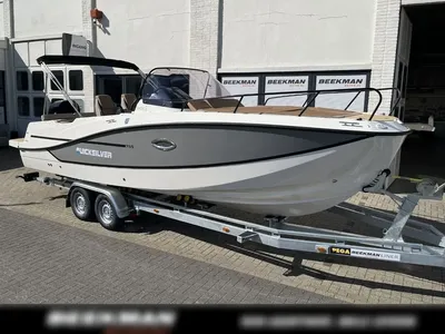 motorboot op trailer bij showroom