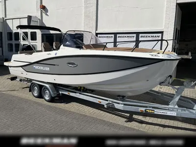 dagboot op trailer bij showroom