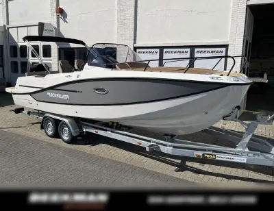 Dagboot op trailer bij showroom