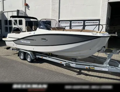 dagboot op trailer bij showroom