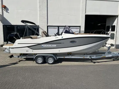 motorboot op trailer bij gebouw
