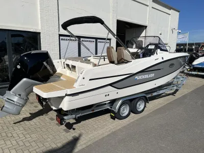 dagboot op trailer bij bedrijfsgebouw