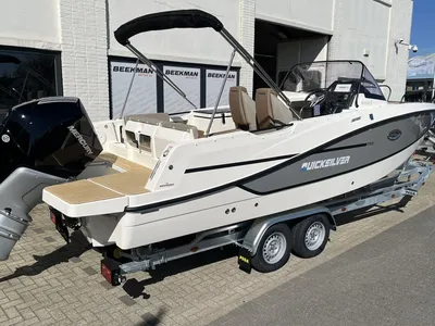 dagboot op trailer bij showroom