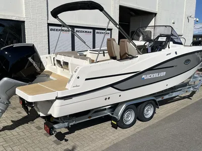 dagboot op trailer bij gebouw