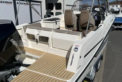 achteraanzicht van boot op trailer bij showroom