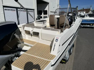 achterzijde en cockpit van motorboot