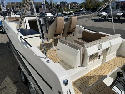cockpit en achterdek van boot op trailer