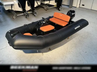 zwarte rubberboot met oranje zitkussens
