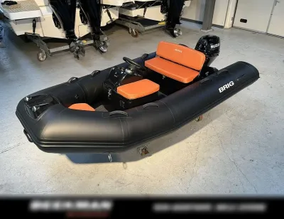 zwarte rubberboot met oranje zitkussens