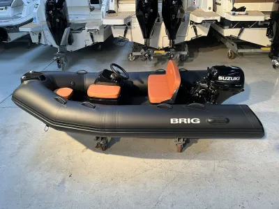 zwarte rib-tender in binnenruimte