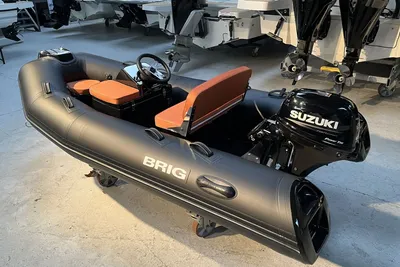 kleine ribboot in binnenshowroom