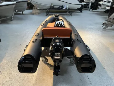 zwarte RIB-tender in binnenopstelling