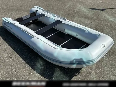 opblaasbare boot op asfalt met houten vloer