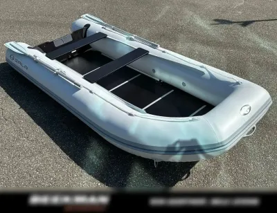 opblaasbare boot met houten vloer op asfalt