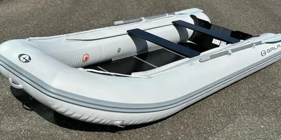 opblaasbare boot op asfalt