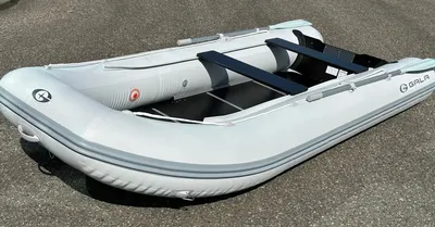opblaasbare boot op asfalt