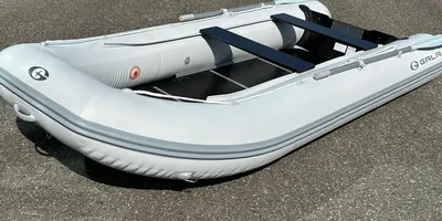 opblaasbare rubberboot op asfalt